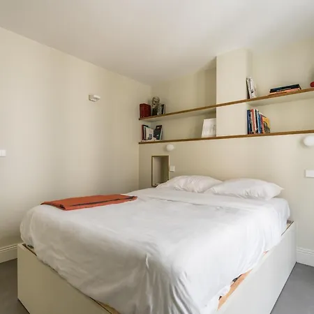 Elegant And Modern Parisian Charm Διαμέρισμα