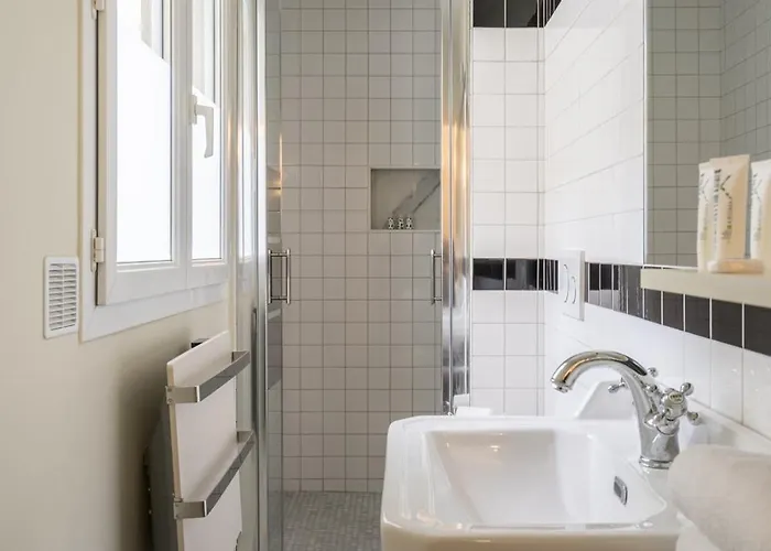 Elegant And Modern Parisian Charm Апартаменты *