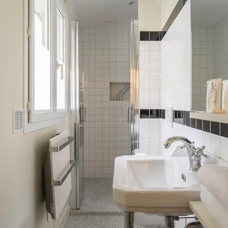 Elegant And Modern Parisian Charm Apartament *