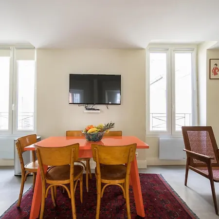 Apartament Elegant And Modern Parisian Charm